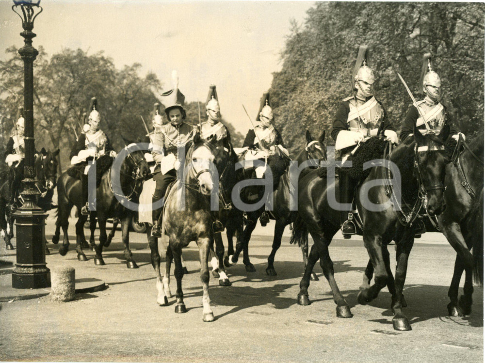 1953 LONDON Festival Drum-Majorette - Sally Ann DAVIS alongside Queen's Guard