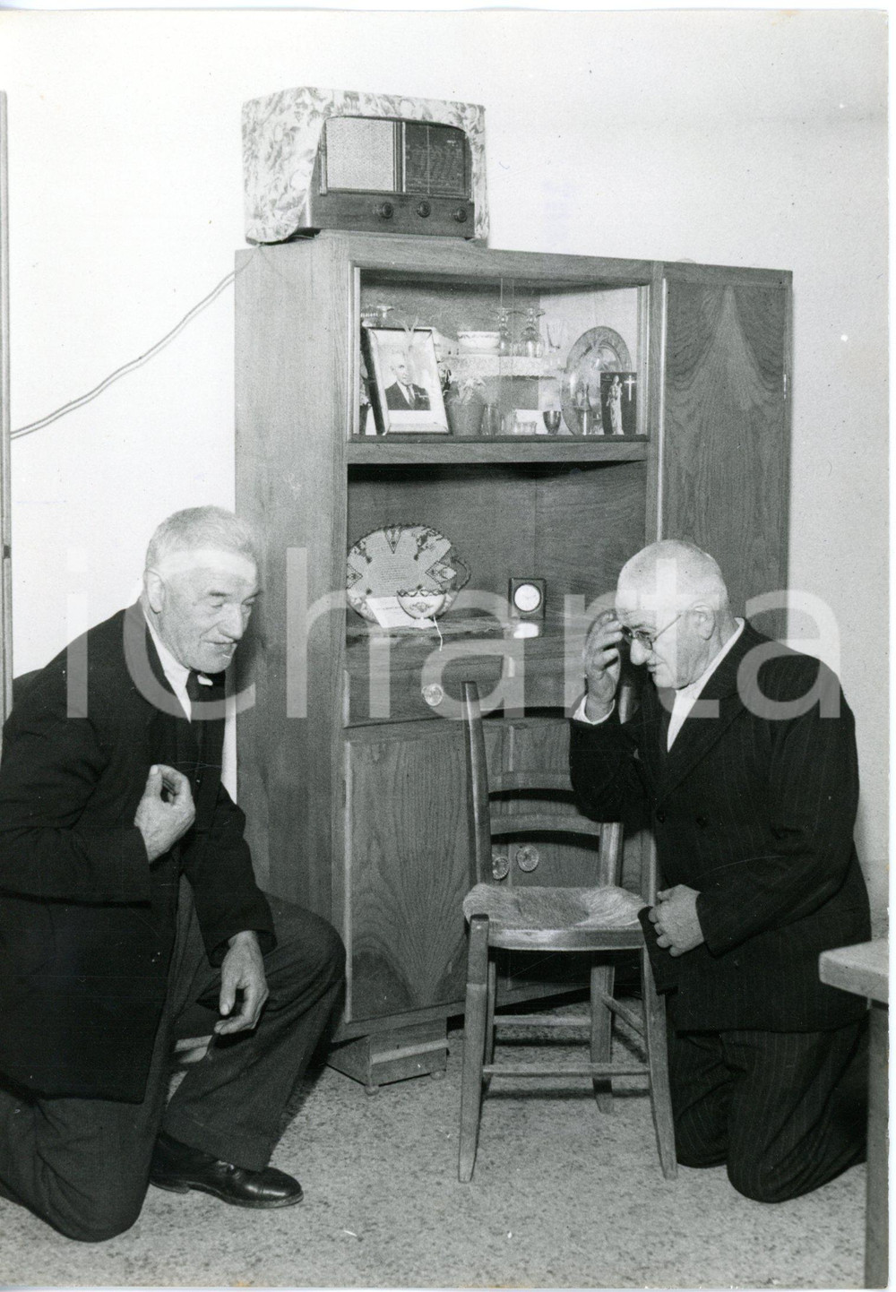 1958 SOTTO IL MONTE - Fratelli di papa Giovanni XXIII ascoltano il suo discorso