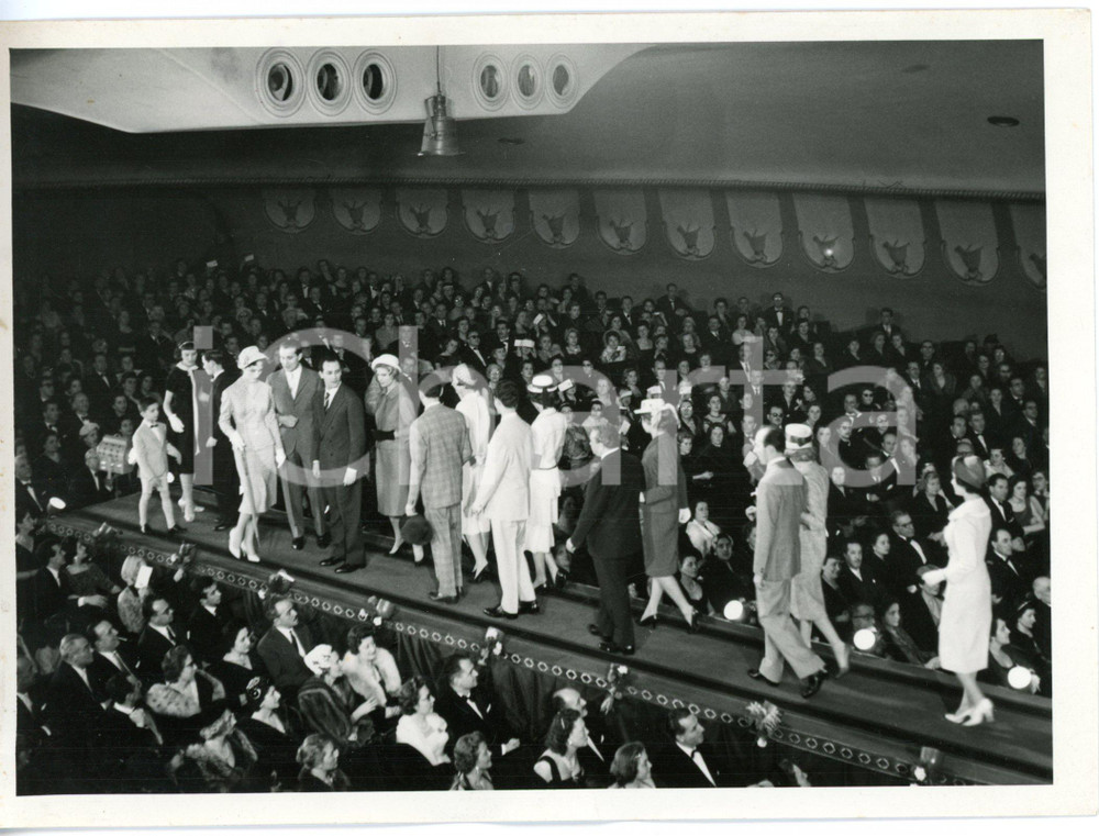 1958 TORINO Sfilata di moda AMAS - Gli indossatori in passerella *Foto 18x13 cm