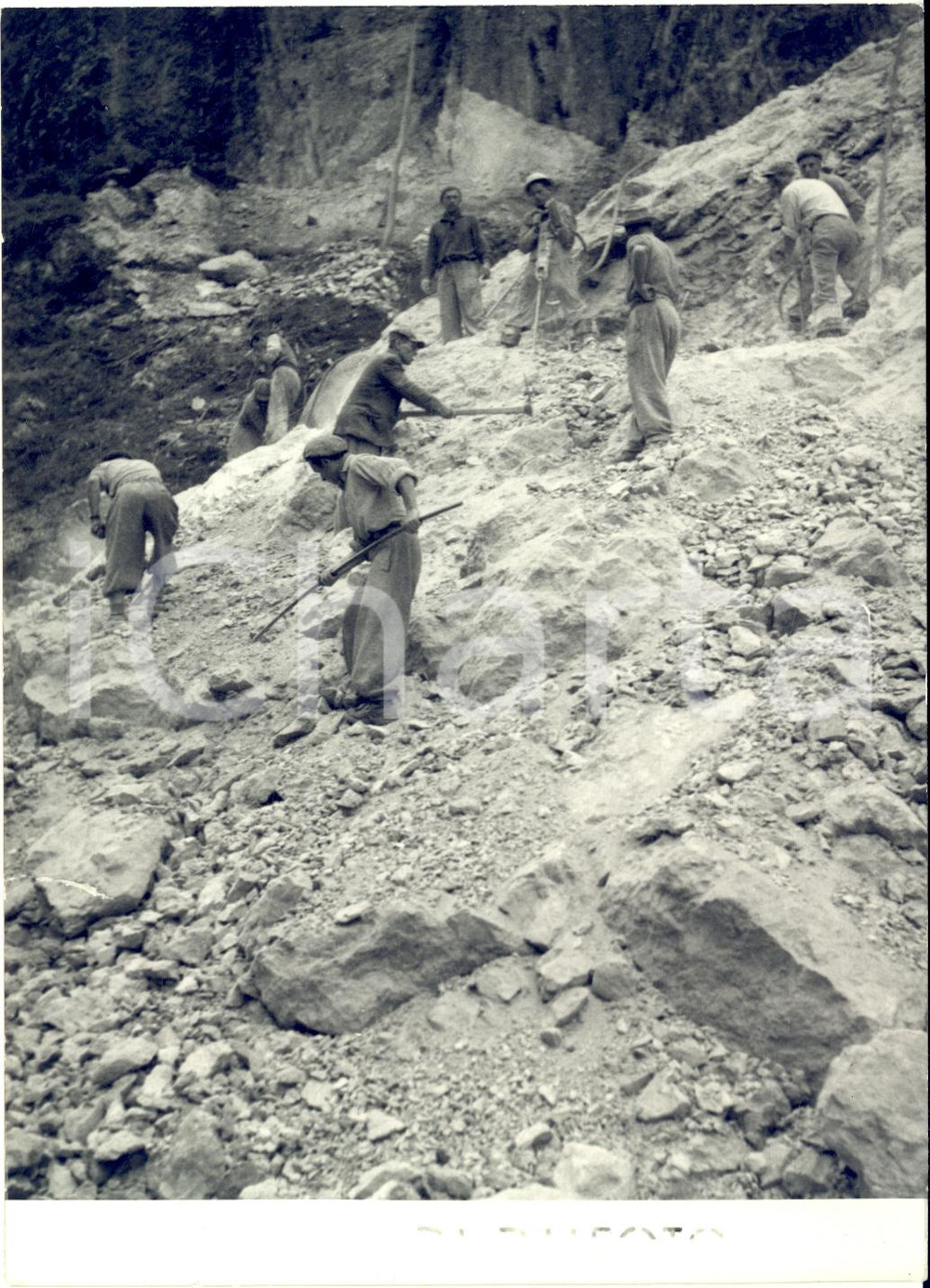 1955 TRAGEDIA DI SCALETTA - Operai scavano nella frana *Foto DANNEGGIATA