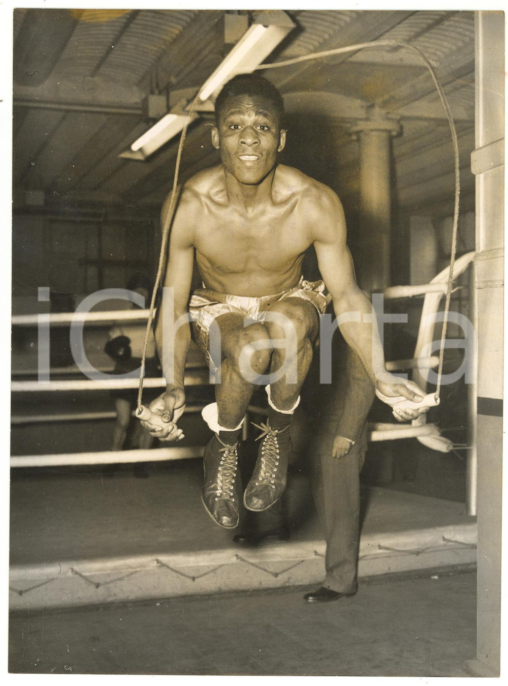 1953 BOXE LONDON Jack Solomons' gymnasium - Bobby DAWSON training with the rope