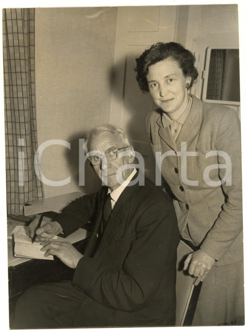 1957 LONDON Harold STEELE and his wife prepared to die as protest in H-bomb