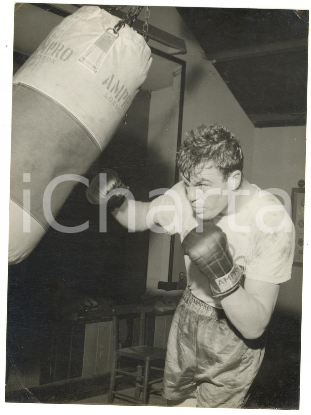1957 GILESTON (UK) BOXE Heavyweight - Dick RICHARDSON training with punch bag