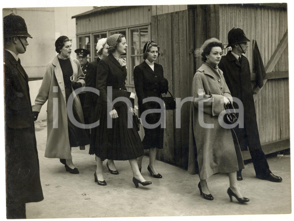 1953 LONDON Coronation rehearsal - Moyra HAMILTON Rosemary SPENCER-CHURCHILL