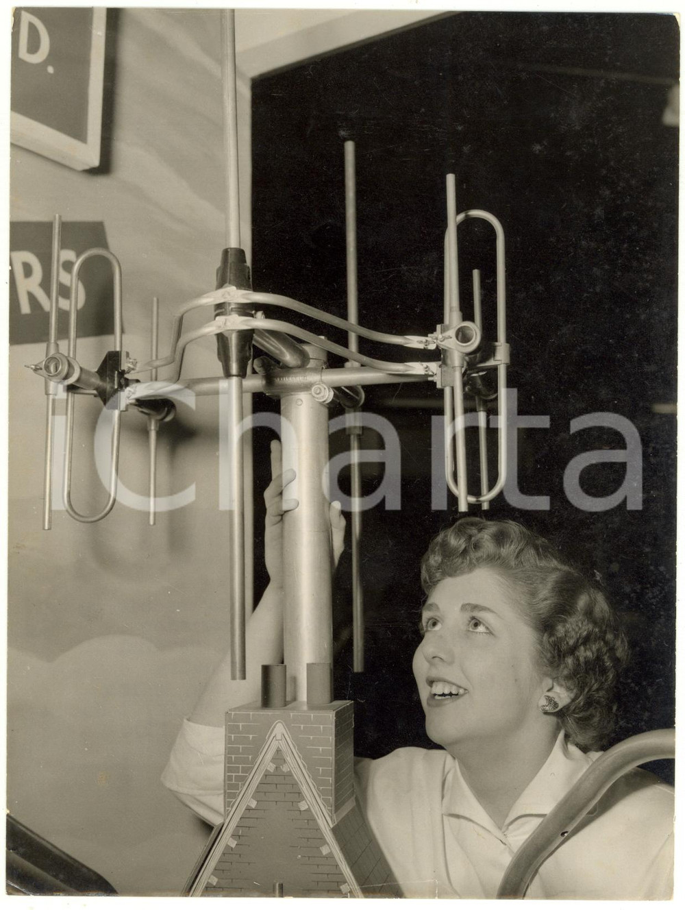 1955 LONDON Radio Component Show - Jean WRIGHT with a new aerial for television
