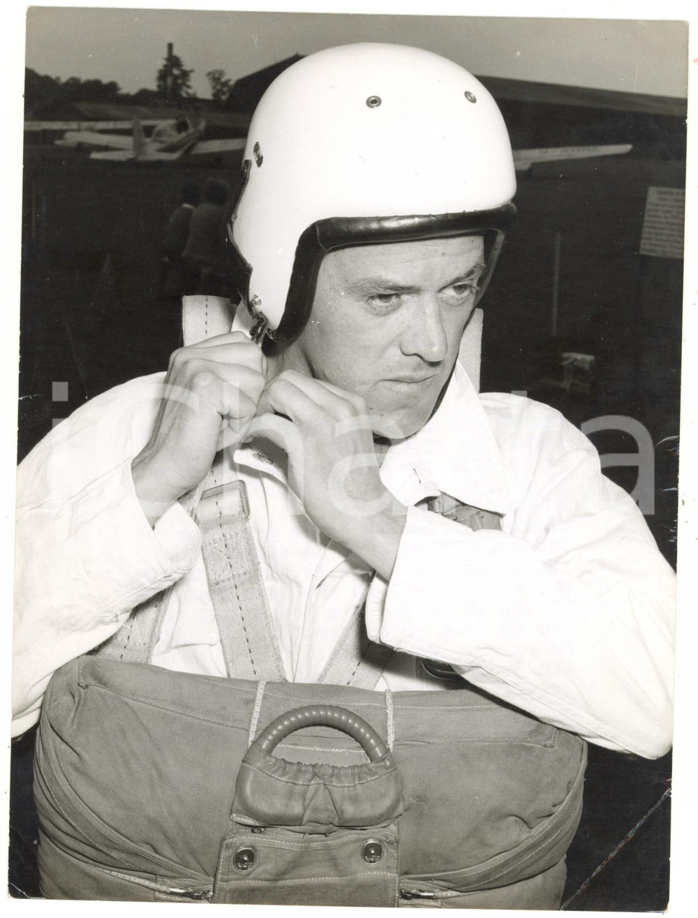 1958 CHOBHAM British Parachute Club - Dennis SMITH trying new fibreglass helmet