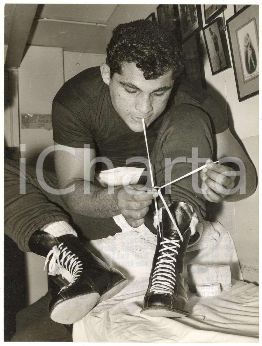1957 LONDON - BOXE Willie PASTRANO keeping his wedding ring into laces of boots