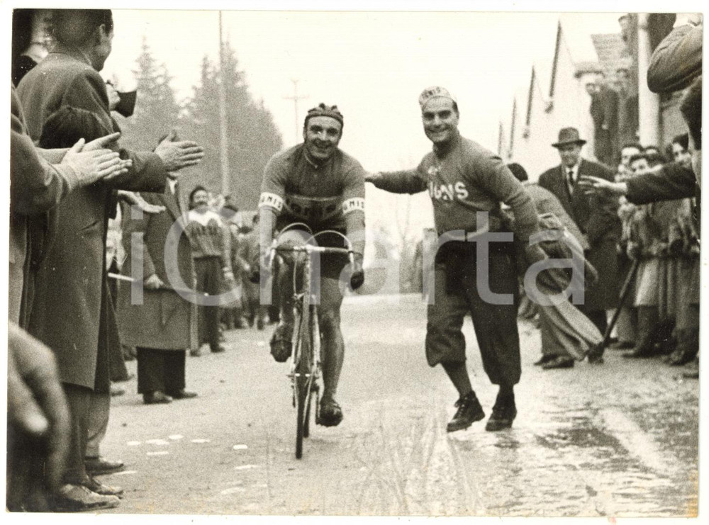 1957 MILANO CICLOCROSS INTERNAZIONALE Il vincitore Graziano PERTUSI all'arrivo