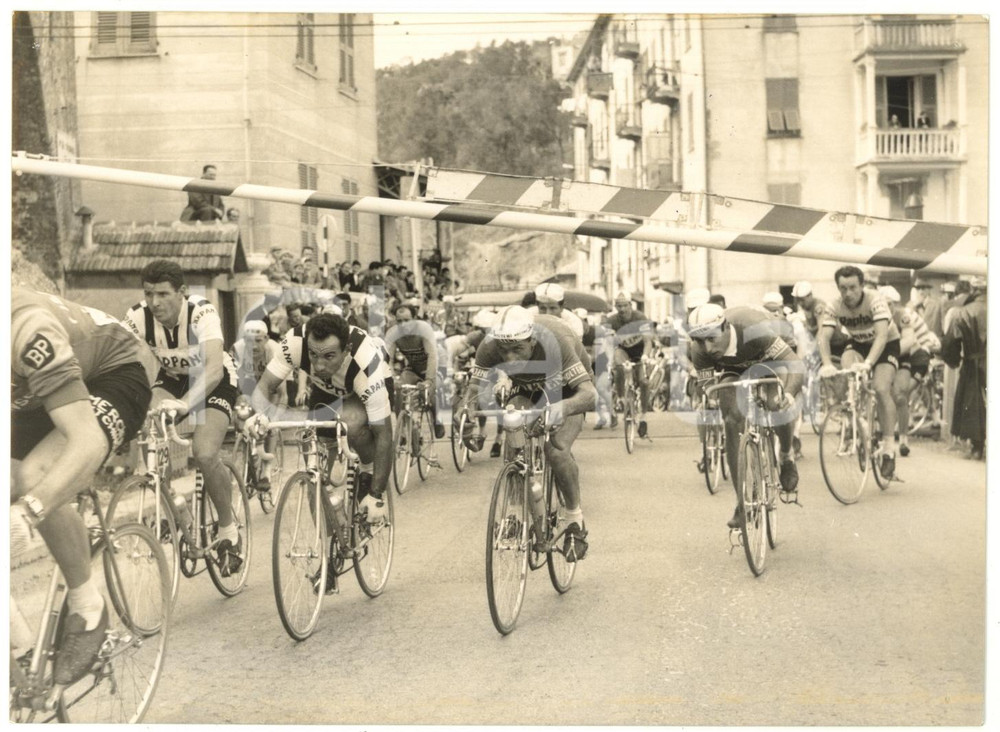 1959 CICLISMO MILANO-SANREMO I corridori a un passaggio a livello *Foto 18x13 cm