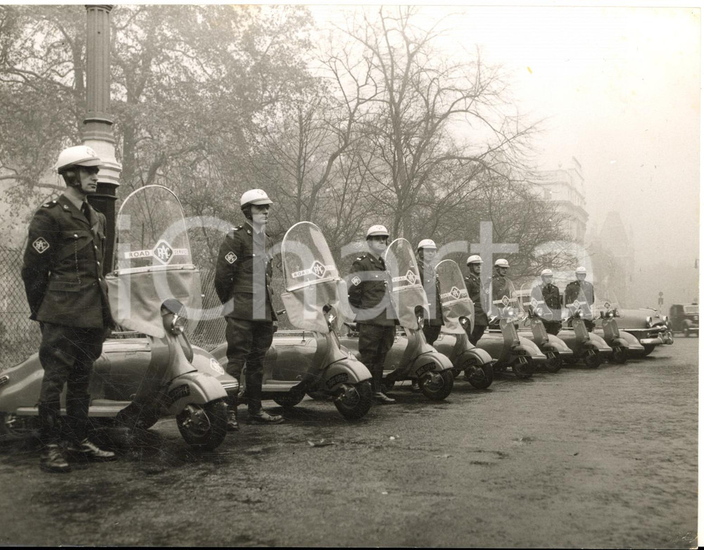 1958 LONDON Belgrave Square - Delivery of scooters RAC for police road service