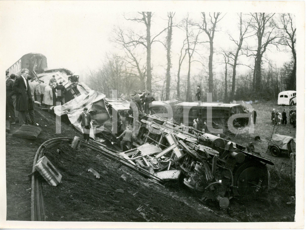 1955 DIDCOT (UK) Train derailment - Policemen searching through wrecked coaches