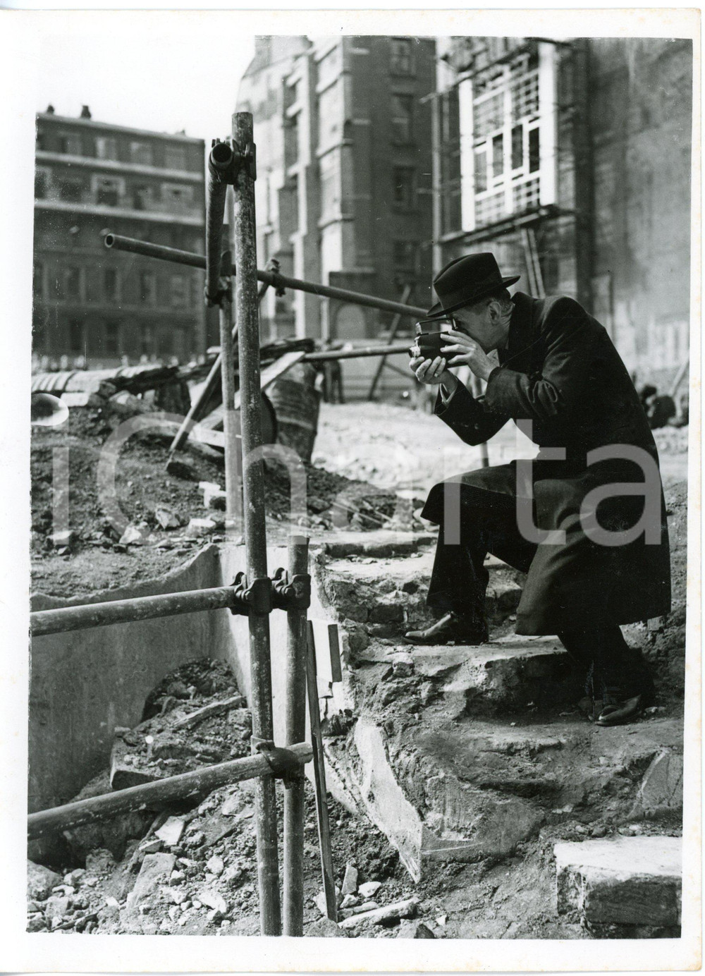 1954 LONDON Lord Mayor Noël BOWATER taking pictures of Temple of MITHRAS *Photo