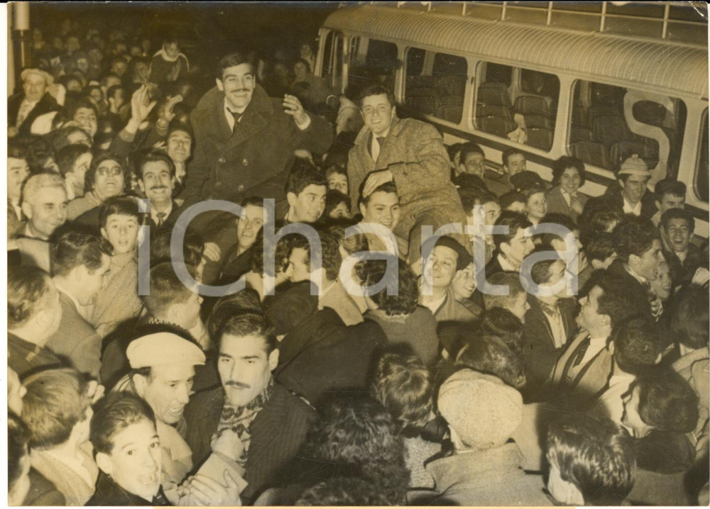 1960 GARDANNE Equipe de football accueillie en triomphe par les concitoyens