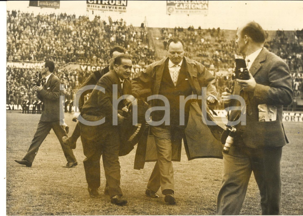 1960 ca CALCIO SERIE A MILAN Carlo GALLI portato via per incidente - Foto 18x13
