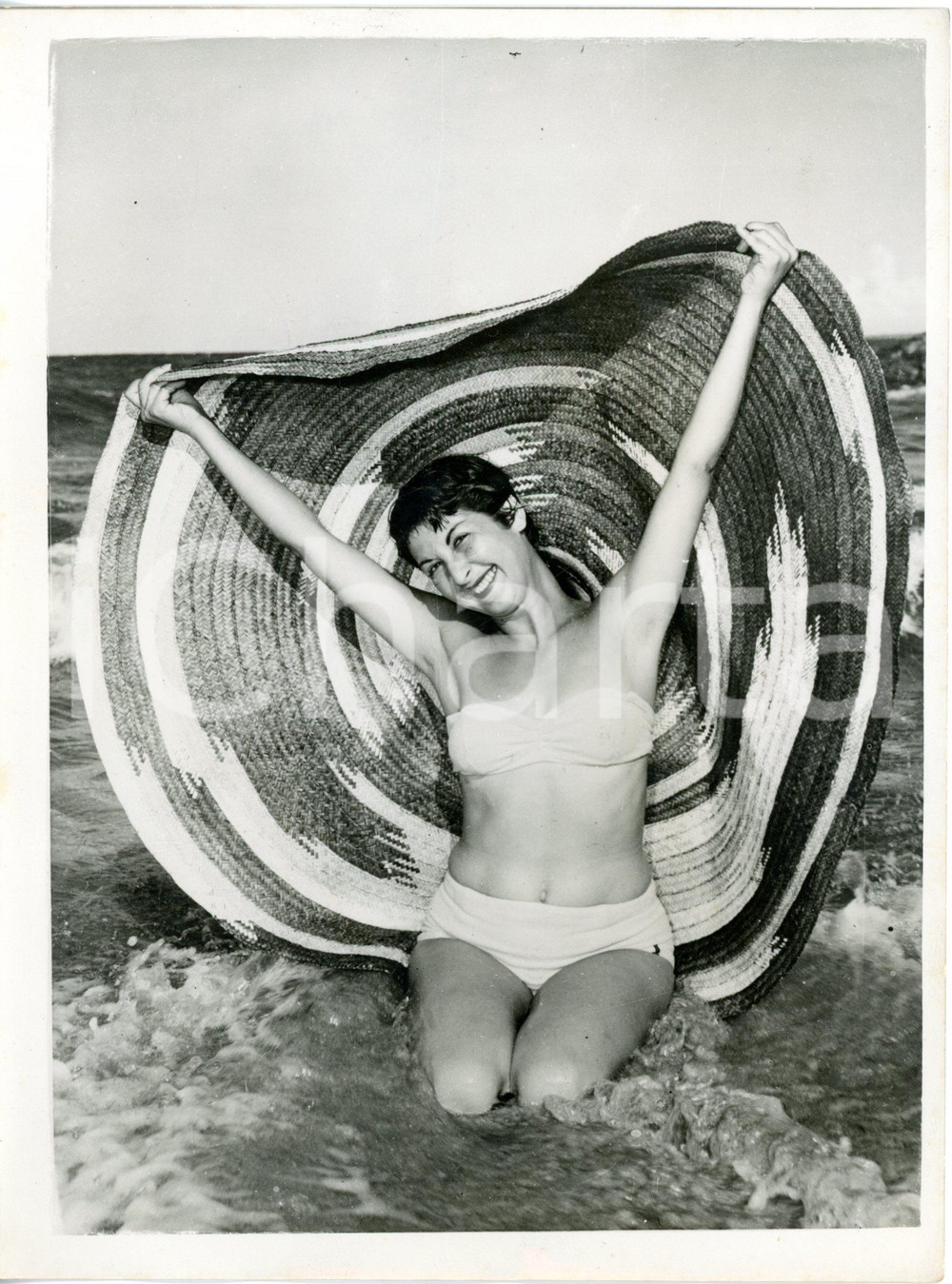 1960 ca SAN JUAN (PUERTO RICO) Model showing her oversize hat *Photo