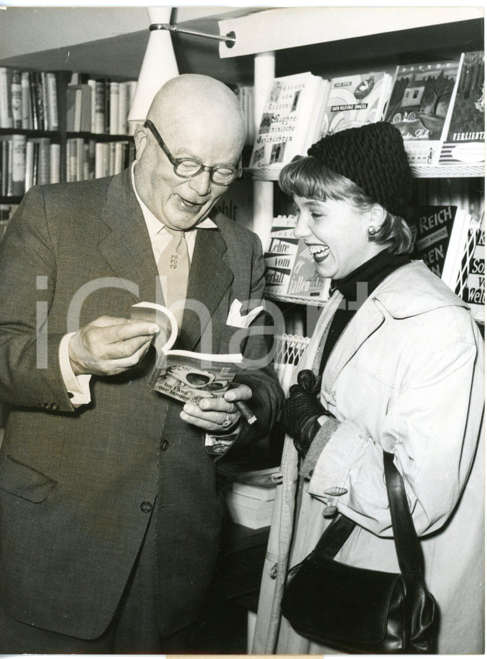 1953 DUSSELDORF - Publisher Ernst ROWOHLT selling one of his books in a store