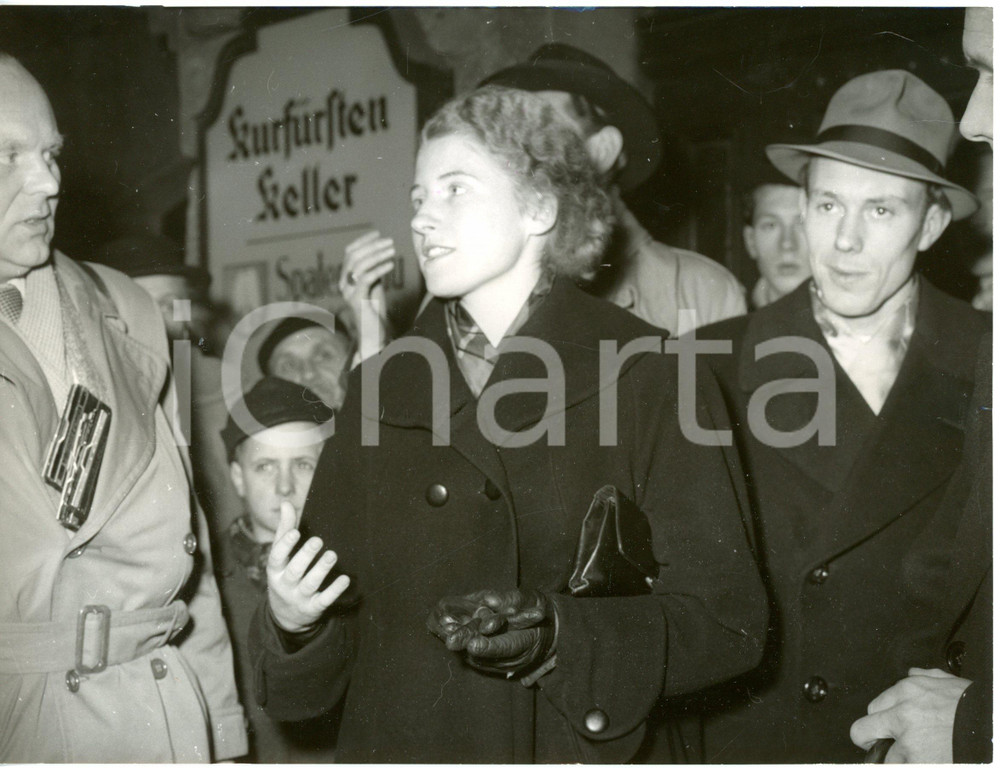 1954 BERLIN CONFERENCE - Activist Barbara ROTRAUT PLEYER among the journalists