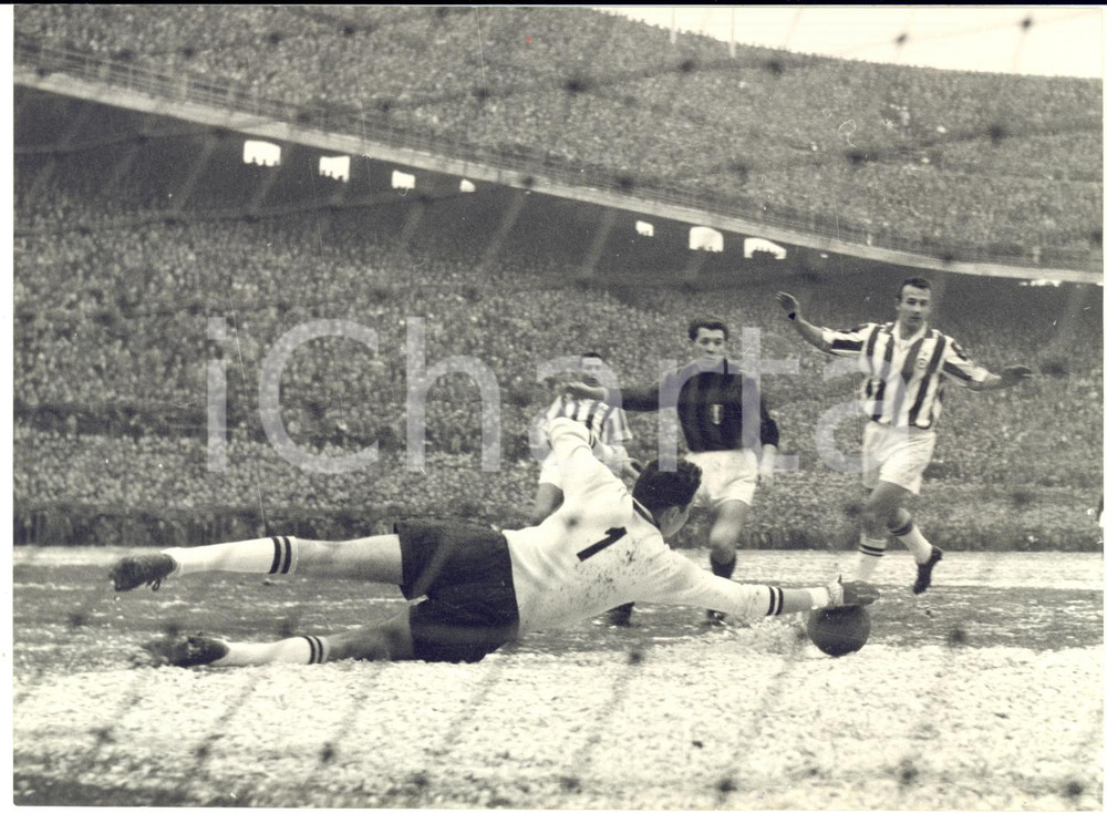 1960 ca CALCIO SERIE A MILAN-JUVENTUS Parata di Carlo MATTREL *Foto 18x13