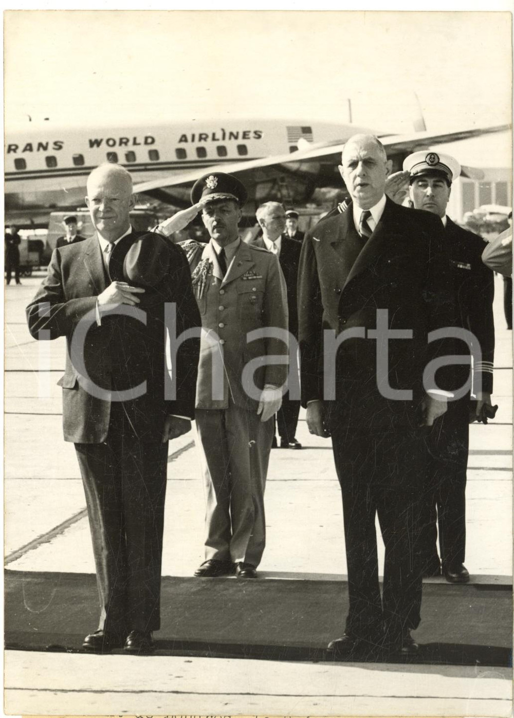 1959 PARIS BOURGET Dwight EISENHOWER Charles DE GAULLE ascoltano inni nazionali