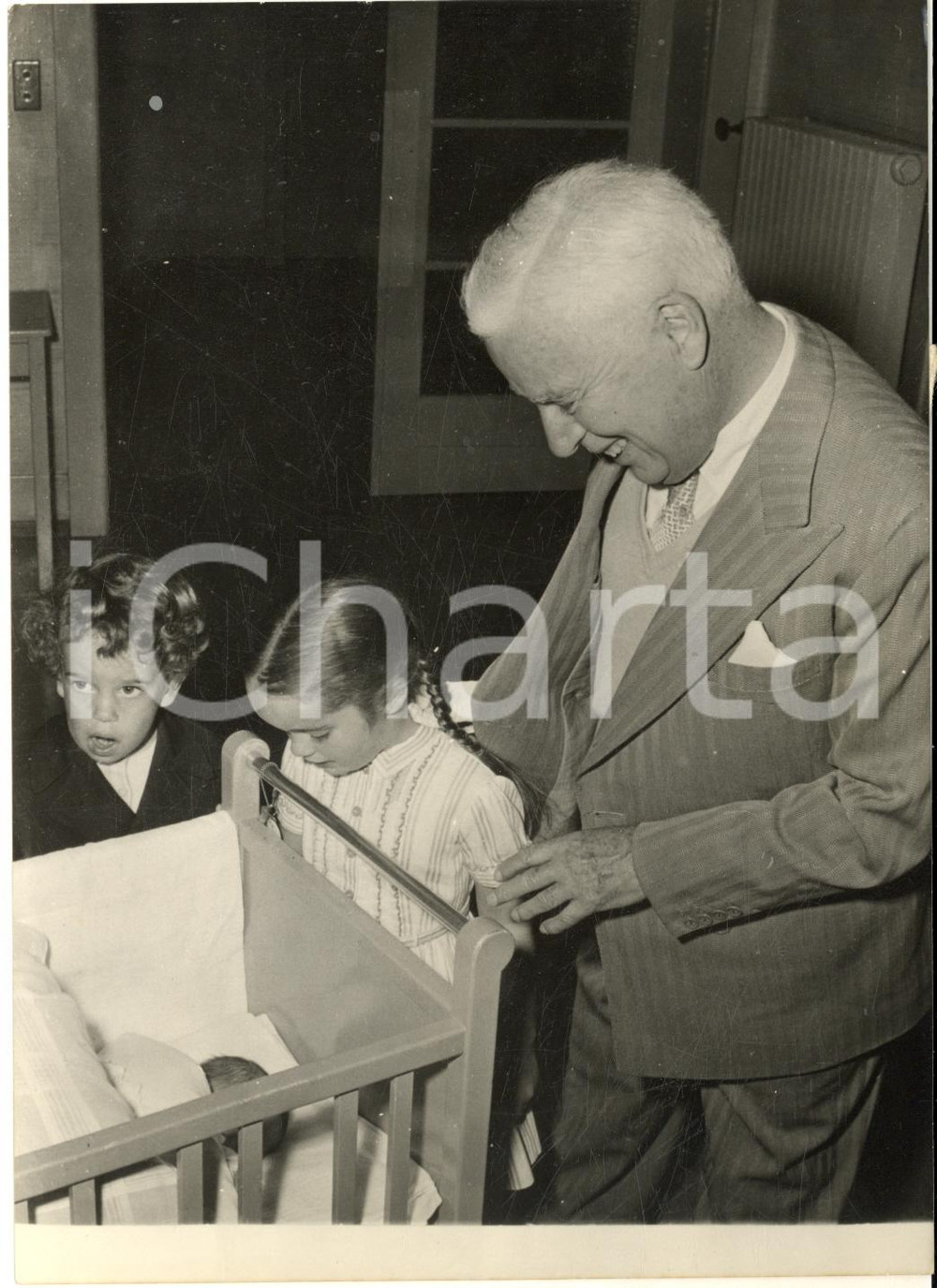 1957 PARIS Charlie CHAPLIN padre a 66 anni con la neonata figlia Jane - Foto