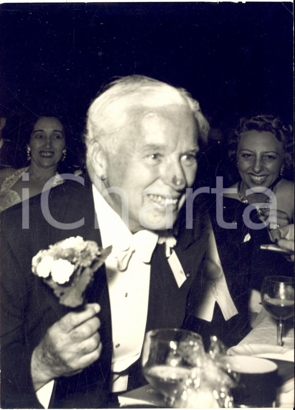 1953 PARIS Charlie CHAPLIN a cena con il segno di un bacio di Joséphine Baker