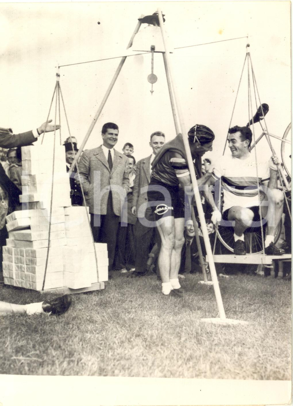 1954 VALENCIENNES Louison BOBET reçoit son poids en pralines - Photo 13x18 cm