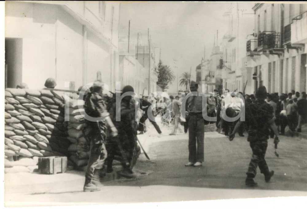 1961 BIZERTE (TUNISIA) Paracadutisti controllano i manifestanti - Foto 18x13 cm