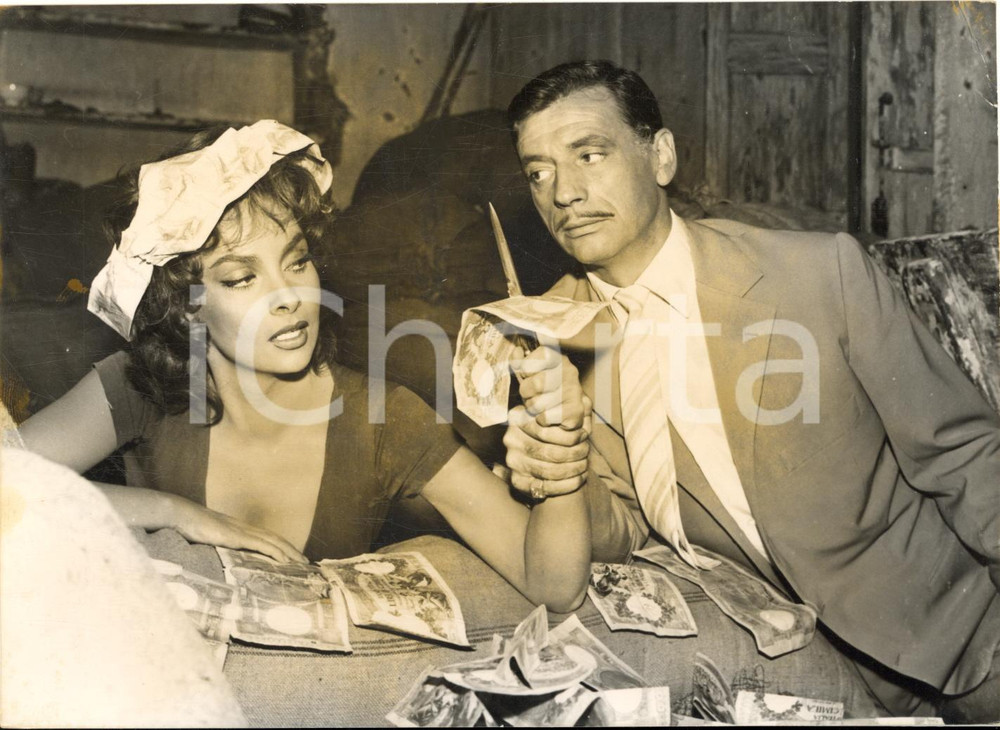 1958 CINEMA Gina LOLLOBRIGIDA e Yves MONTAND sul set del film "La legge" *Foto