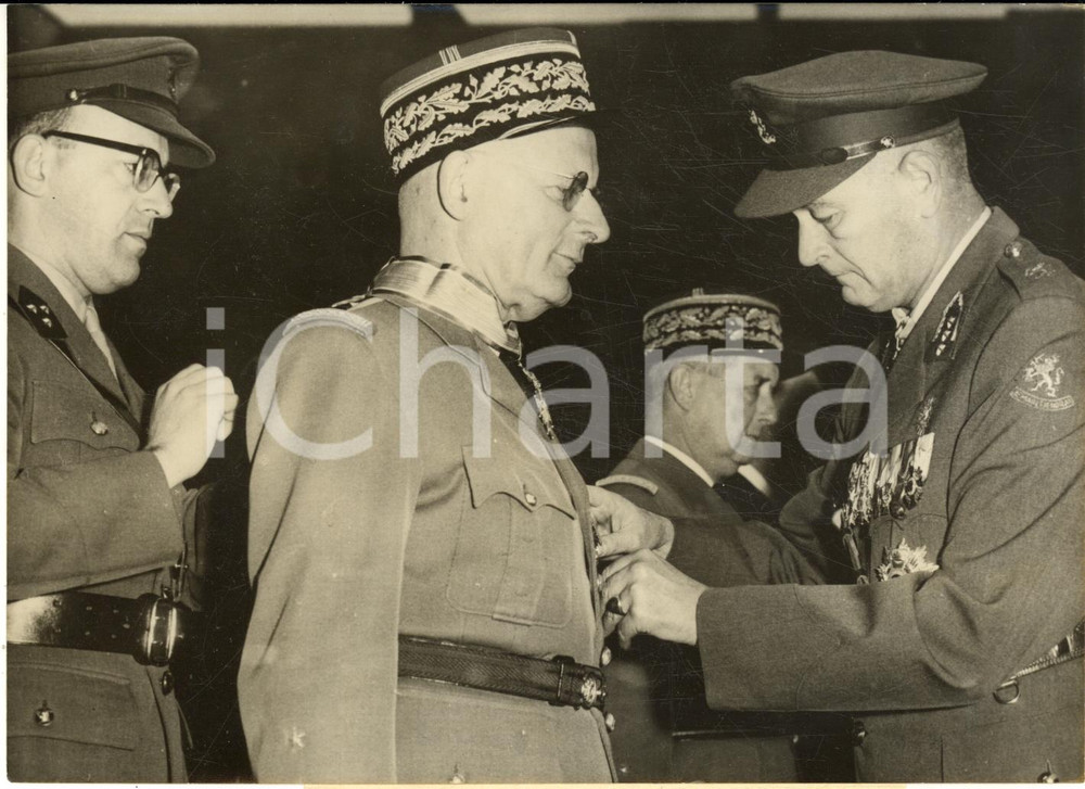 1959 PARIS Général Gilles LE FEVRE DE MONTIGNY décore général André ZELLER