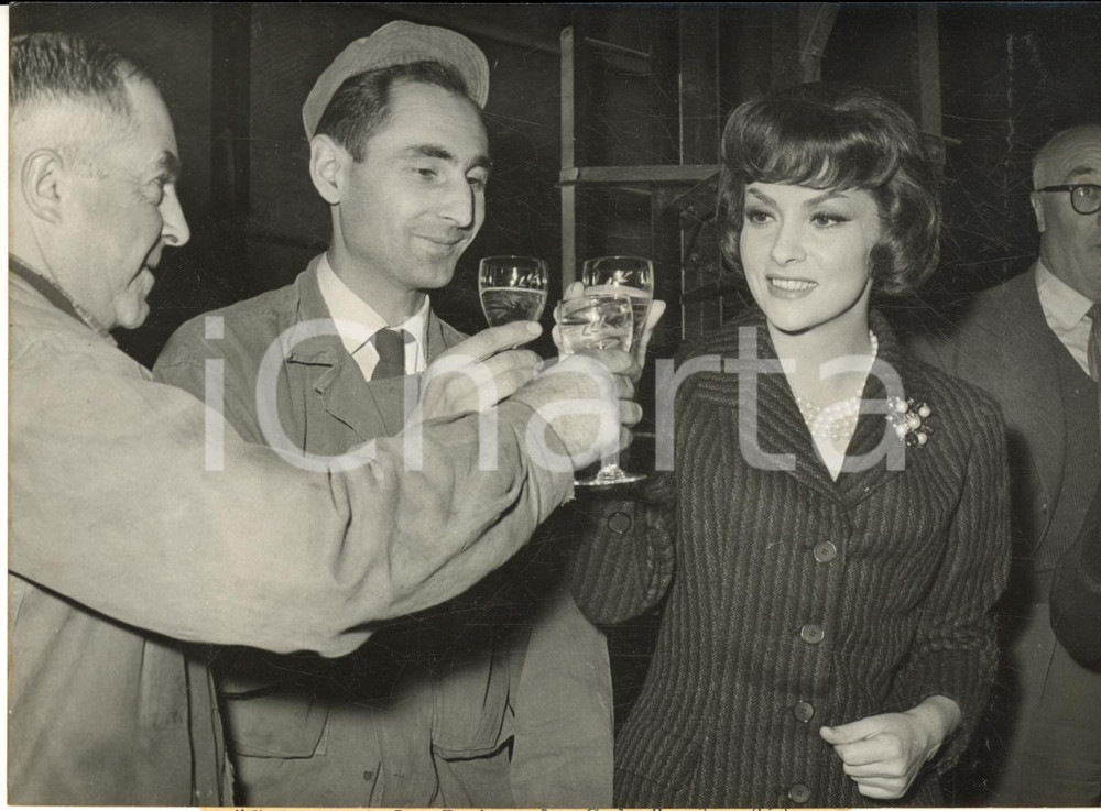 1959 PARIS Gina LOLLOBRIGIDA brinda con gli operai al lavoro per il suo film