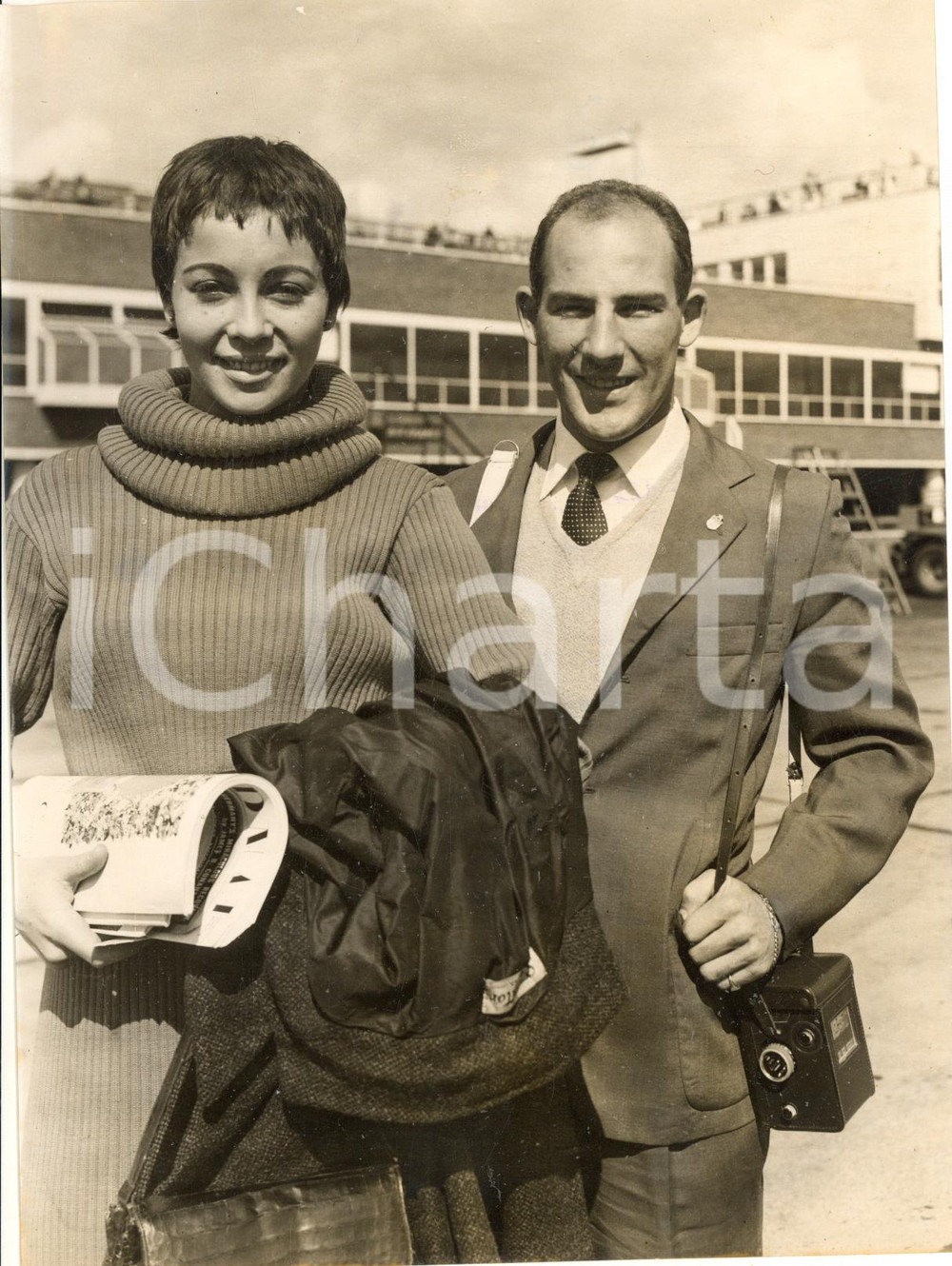 1957 LONDON Stirling MOSS leaving with his fiancee Katie MOLSON - Photo 15x20 cm
