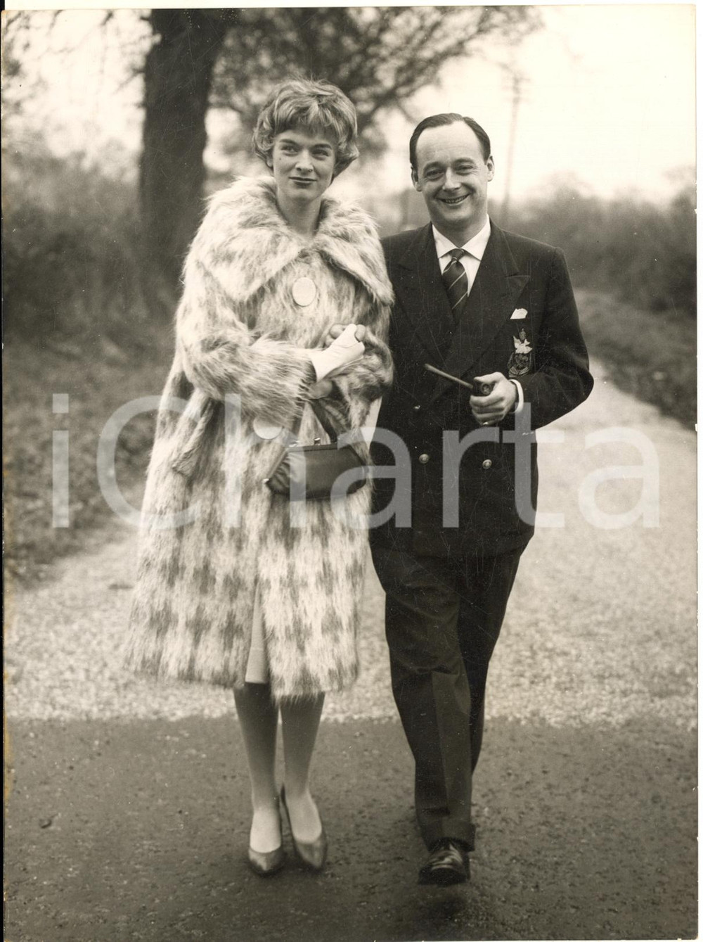 1958 LONDON Speed champion Donald CAMPELL with his fiancee Tonia BERN - Photo