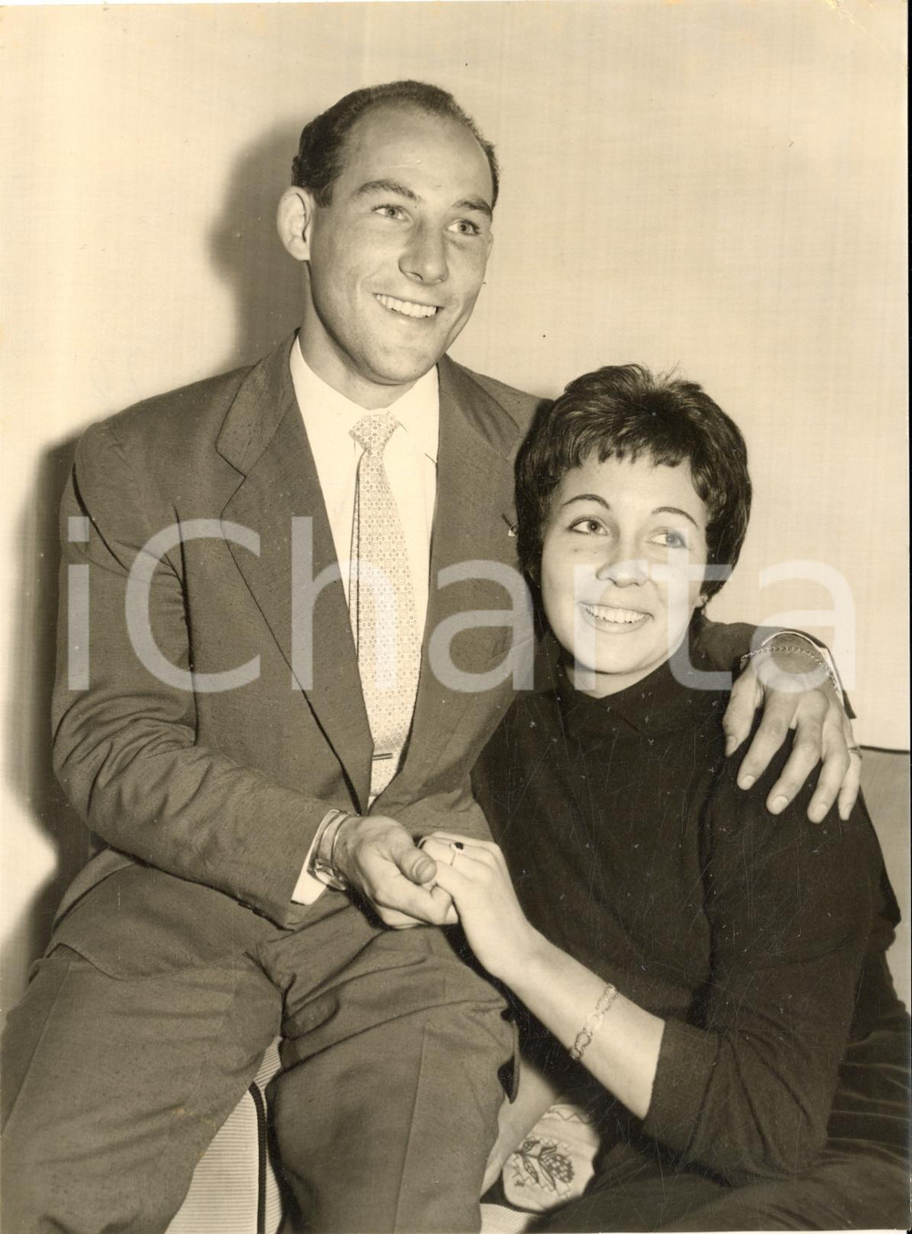 1957 LONDON Stirling MOSS with his fiancee Katie MOLSON - Photo 15x20 cm