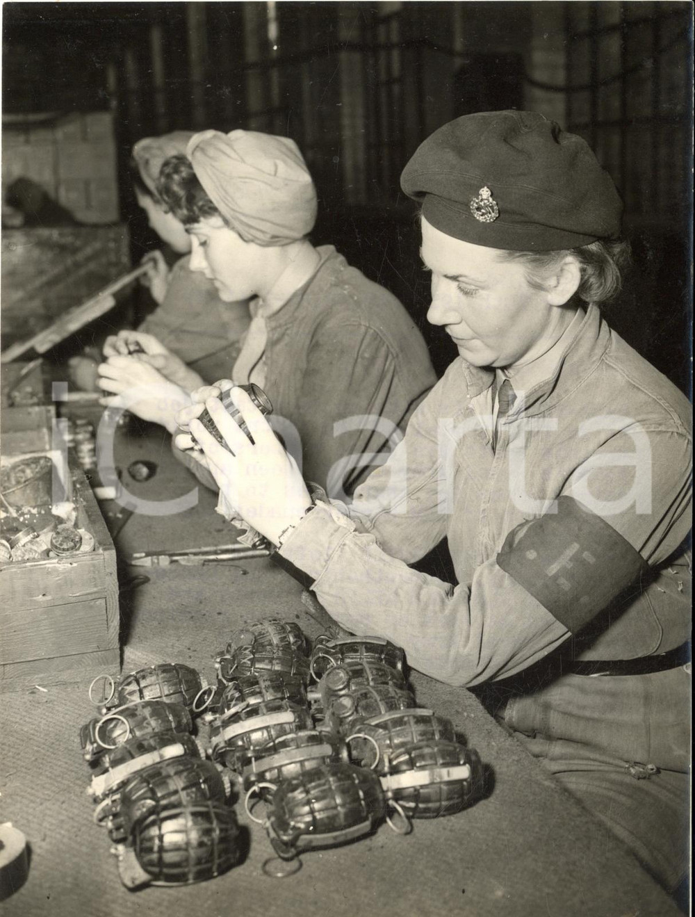 1953 KINETON Royal Army Depot - Women working on hand-grenades *Photo 15x20