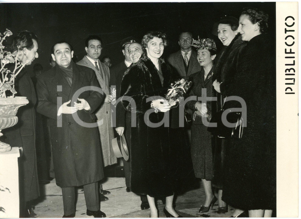 1955 NAPOLI Arrivo di Pierre MENDES FRANCE con la moglie Lily CICUREL ^Foto  Fotografia d'epoca con didascalia dattiloscritta coeva.  CONDIZIONI: G (ma lieve sovraimpressione circolare al centro e al margine destro, minimi difetti di stampa) FORMATO: 18x13 cm      originale e autentica 1