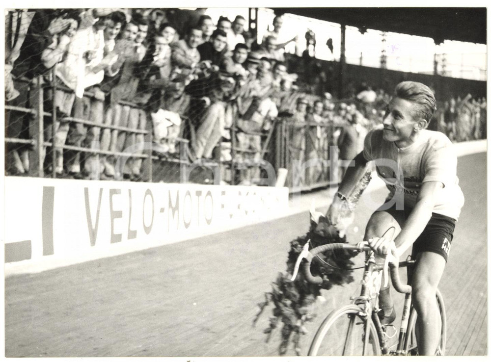 1960 MILANO VIGORELLI - CICLISMO GIRO D'ITALIA Giro d'onore di Jacques ANQUETIL