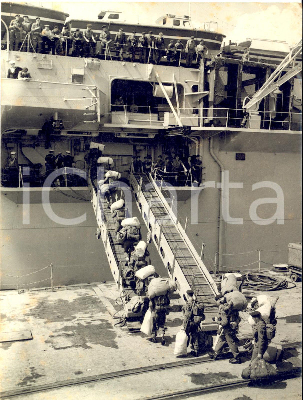 1956 PORTSMOUTH The RED DEVILS board the aircraft carrier THESEUS *Photo 15x20