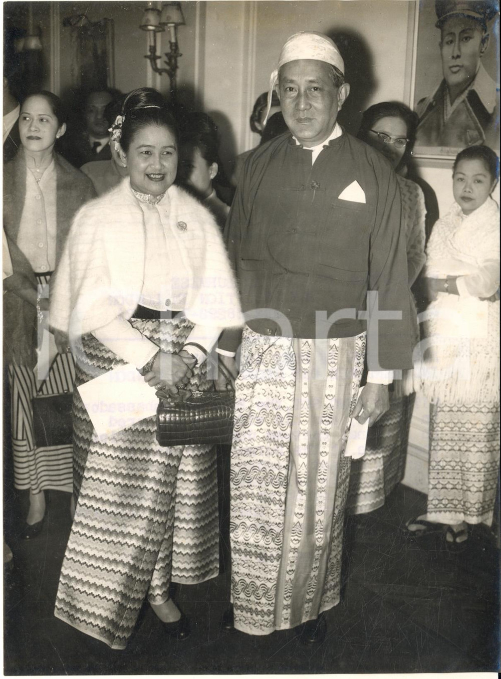 1958 LONDON Burmese Ambassador Sithu U AUNG SOE in national costume *Photo 15x20