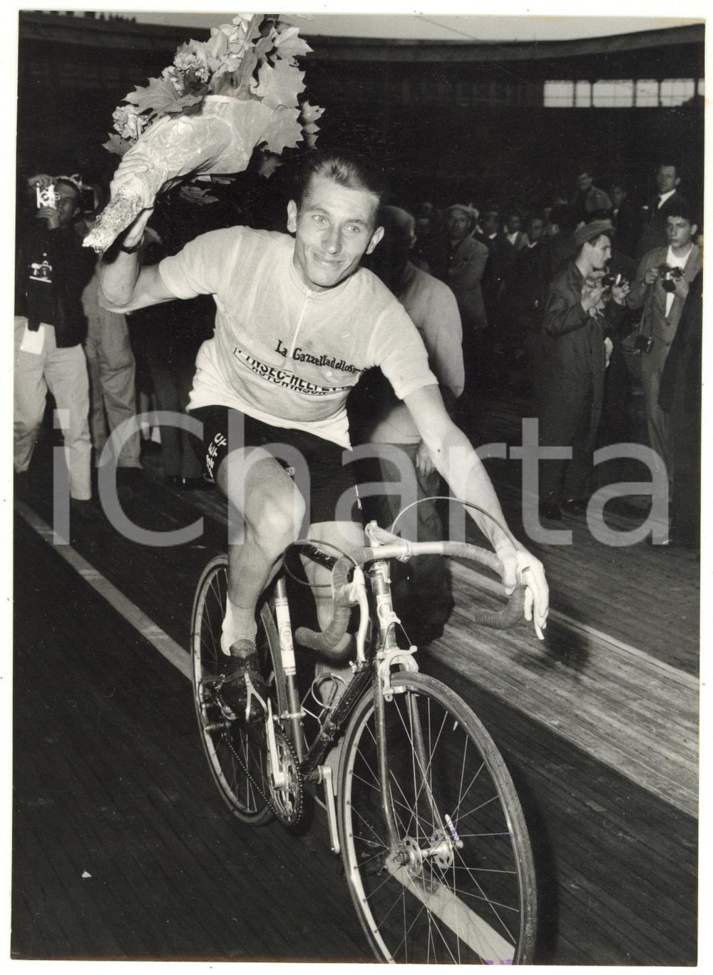 1960 MILANO - CICLISMO GIRO D'ITALIA Giro d'onore del vincitore Jacques ANQUETIL