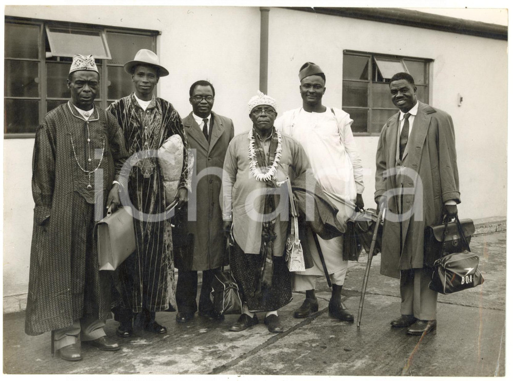 1957 LONDON Airport - Arrival of Nigerian Eastern Region delegates *Photo 20x15
