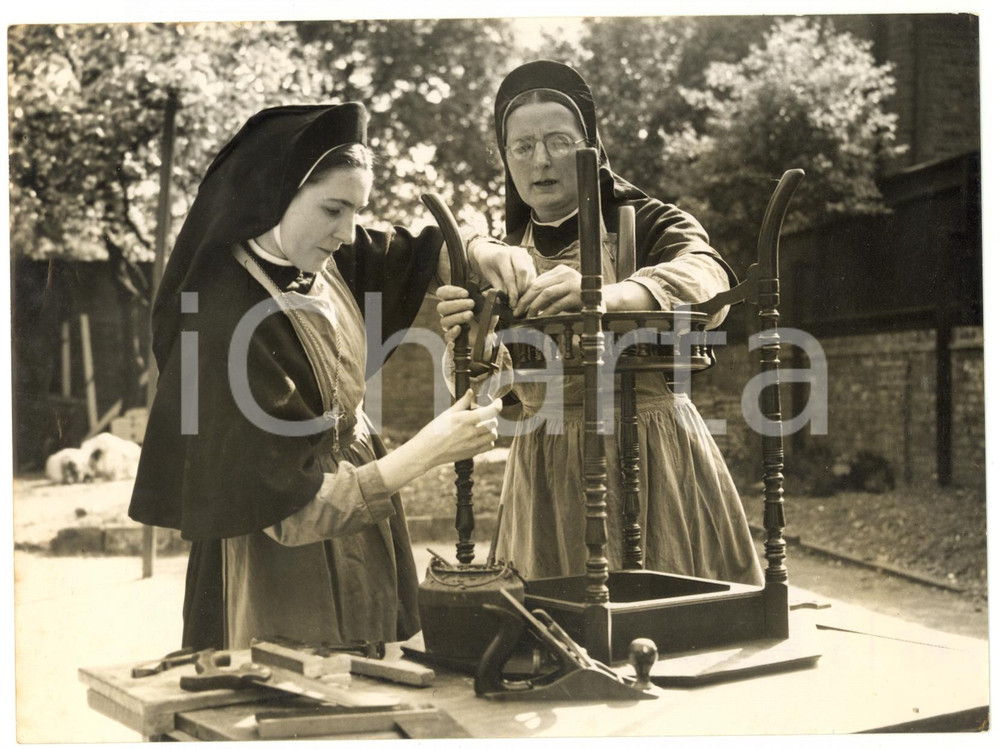 1956 LONDON Holy Rood Convent - Carpenter nuns repairing a table *Photo 20x15 cm