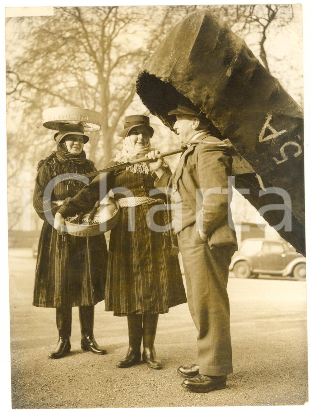 1953 LONDON Cocklewomen and coracle fisherman preparing for St. David's Day