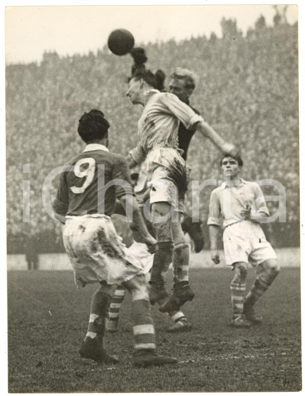 1953 FOOTBALL CHARLTON ATHLETIC-MANCHESTER CITY Dave EWING leaping for the ball