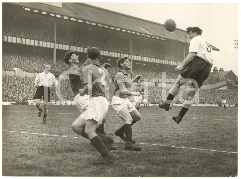 1957 LONDON FOOTBALL Tottenham-Portsmouth F.C. - Bobby SMITH heading the ball