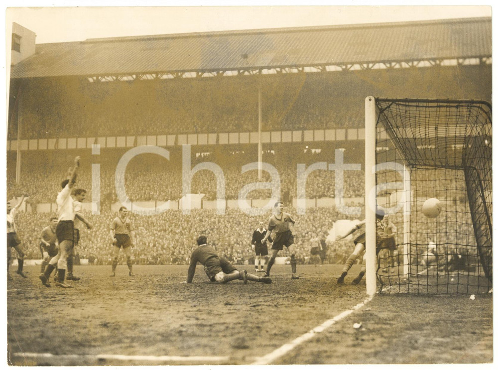 1959 LONDON FOOTBALL Tottenham Hotspur-Norwich City - Cliff JONES scoring a goal