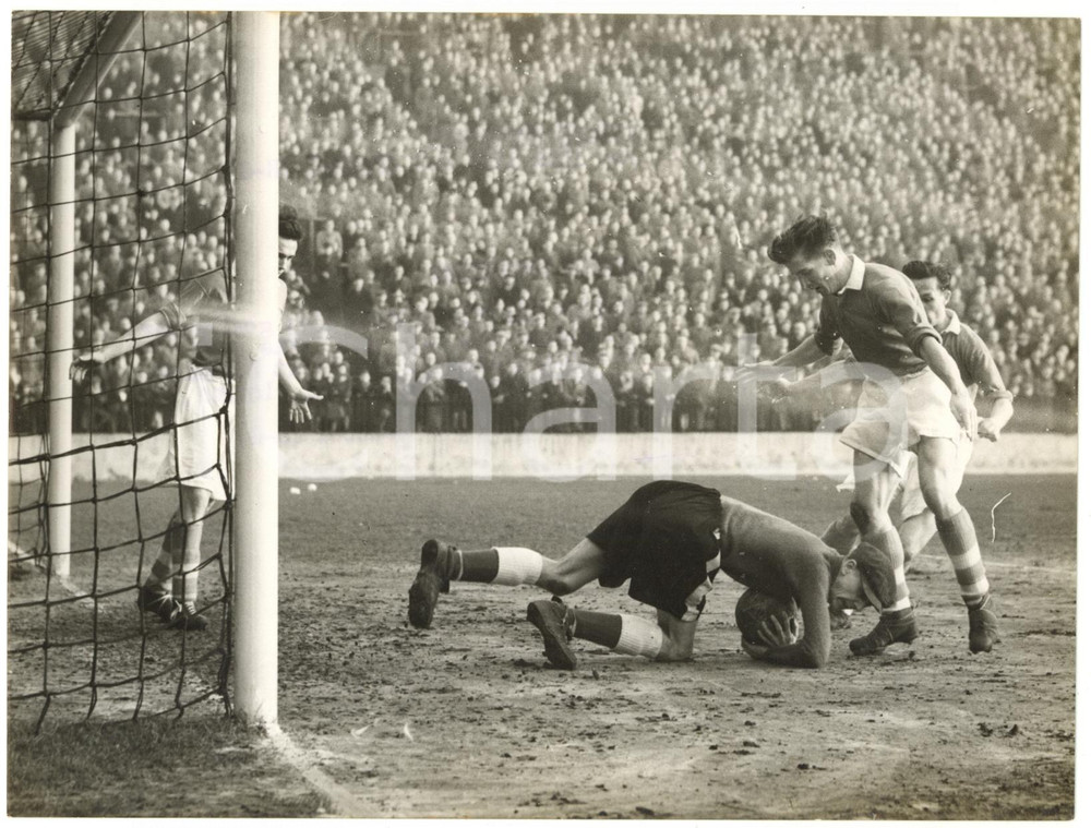 1954 FOOTBALL Charlton Athletic-Sheffield Wednesday - Brian RYALLS grabbing ball