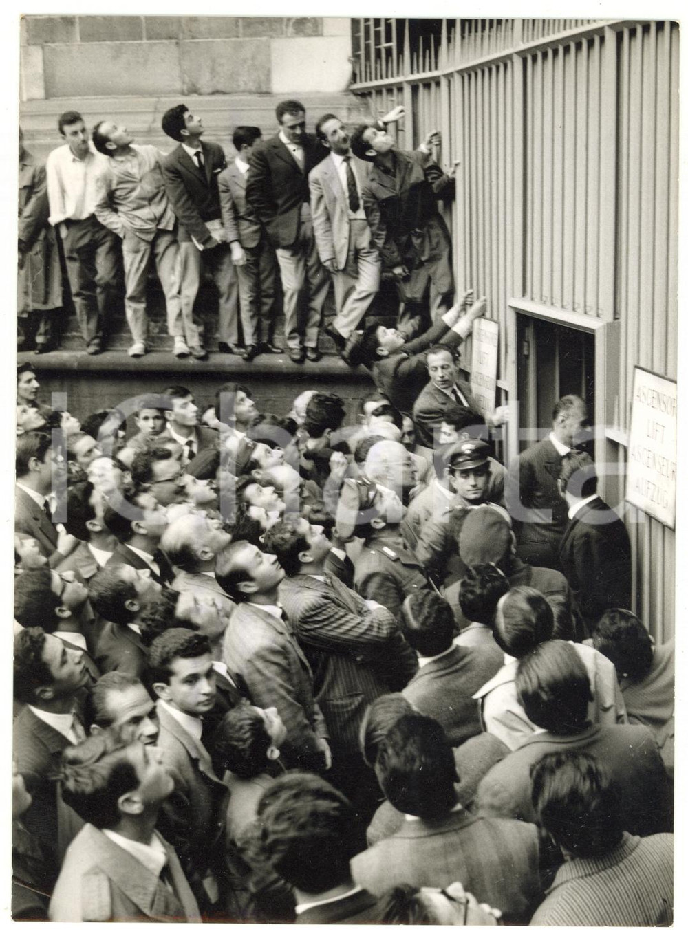 1959 MILANO Minaccia di suicidio dalle guglie del Duomo - La folla sul sagrato