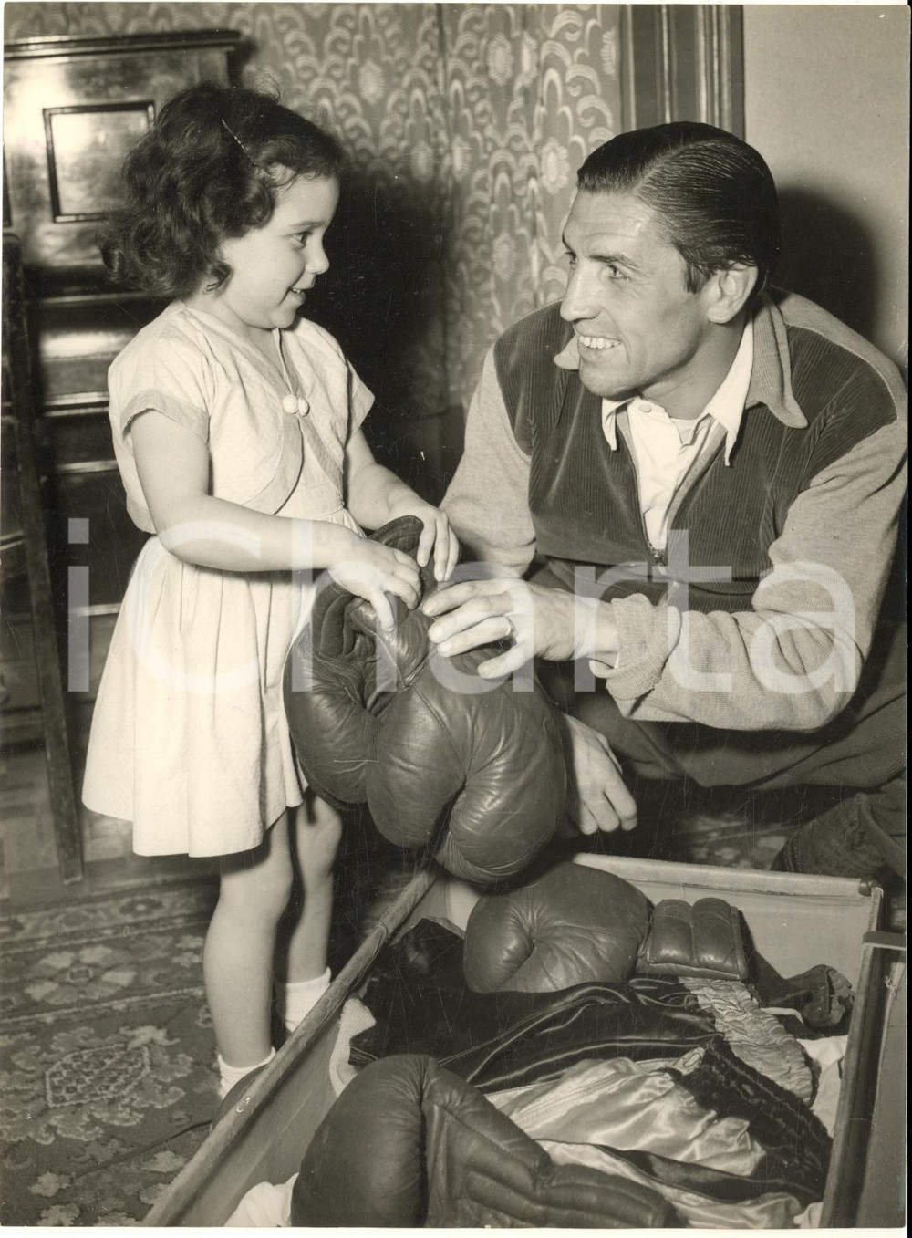 1953 LONDON BOXE British champion Terry ALLEN with his daughter Annette