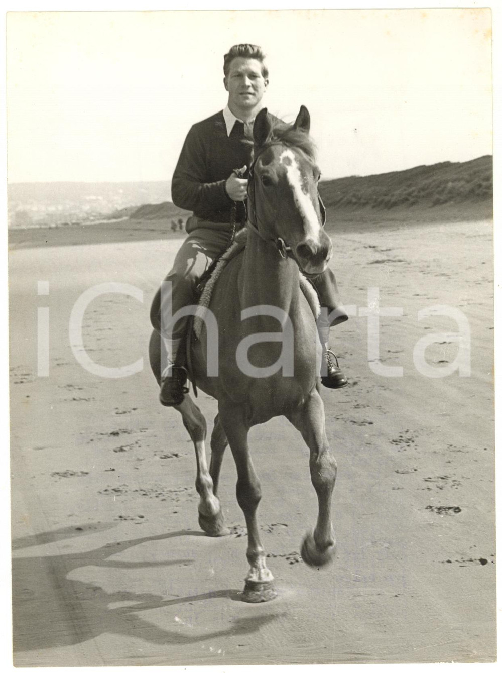 1954 WESTON-SUPER-MARE Middleweight boxer Gordon HAZELL trotting along the sands