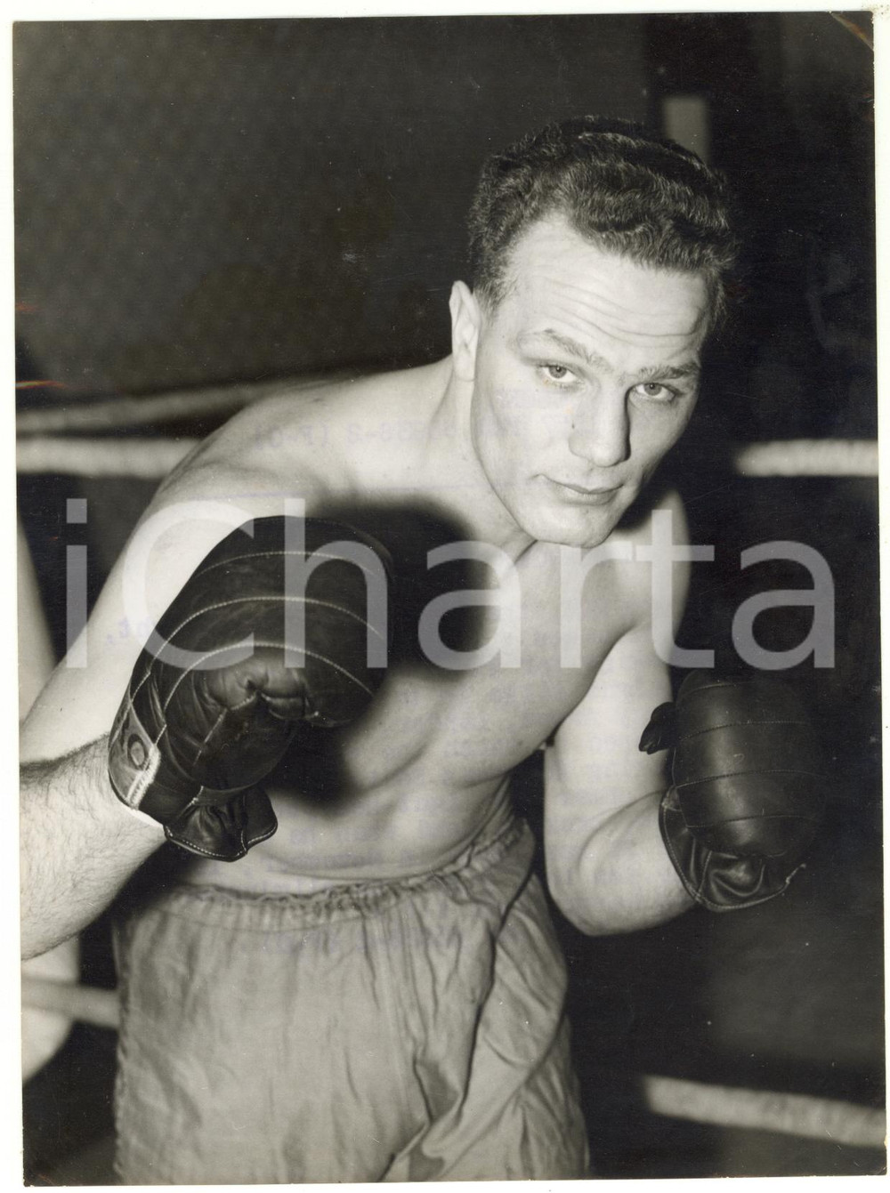 1957 LONDON - BOXE heavyweight - Portrait of Henry COOPER during his training